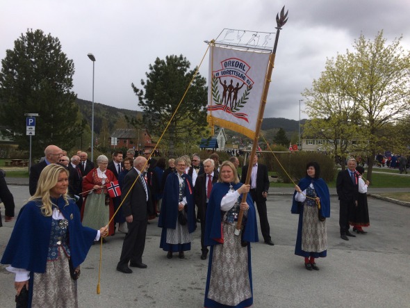 OIL 17 mai tog