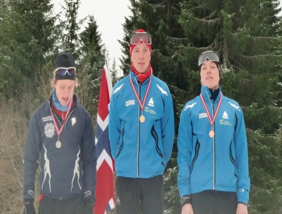 H__kon__Sondre_og_Eirik_p___pallen.JPG