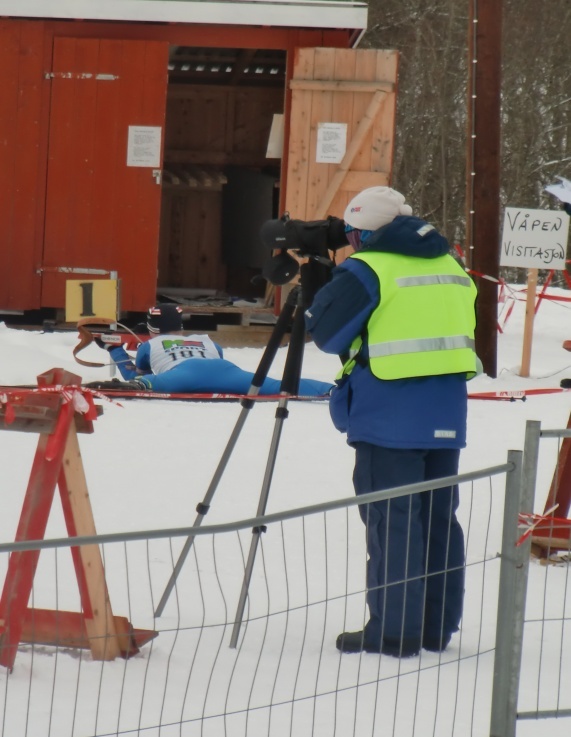 Joar_ser_i_kikkerten_mens_Ola_skyter_fullt_hus..JPG
